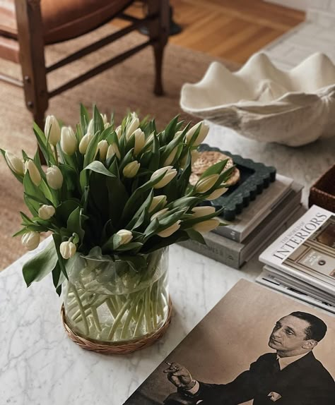 jessi caparella (@jessiinsanfrancisco) | Instagram How To Style Coffee Table Books, Coffee Table Vase, Table Styling, Coffee Table Styling, Living Styles, Coffee Table Books, Decorating Coffee Tables, Living Room Inspiration, Table Style