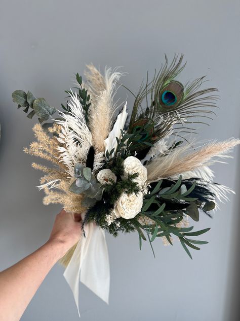 Wedding Flowers With Feathers, Peacock Flower Bouquet, Forest Bridal Bouquet, Pheasant Feather Bouquet, Feathers In Bouquet, Flower Bouquet For Bridesmaids, Wedding Bouquet With Feathers, Green And White Wedding Bouquet, Peacock Wedding Bouquet