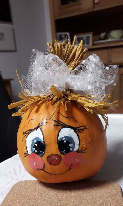 Gourd Pumpkin Painting Ideas, Painted Faces On Pumpkins, Painted Gourds Ideas Fall, Pumkin Decoration Ideas Easy, Painted Pumpkin Faces, Scarecrow Pumpkin, Halloween Pumpkin Crafts, Creative Pumpkin Decorating, Halloween Gourds