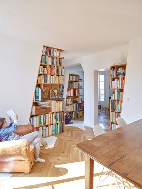 Arsenal Flat by h2o architectes Paris Flat, Unique Shelves, Bookshelf Design, Home Libraries, Built In Bookcase, Clever Storage, Home Library, Book Shelf, Reading Nook