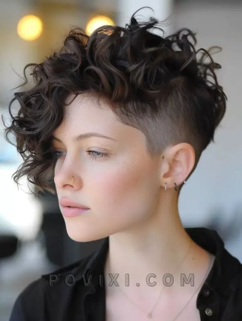 Gorgeous Curly Bob Haircuts to Transform Your Look Silver Haircut, Brunette Natural Curly Hair, Tapered Haircut For Women, Hair Inspo Ideas, Fall Hair Inspo, Undercut Curly Hair, Short Curly Bob Hairstyles, Hairstyles Undercut, Wolf Hair