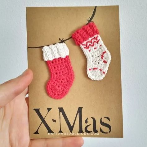 Mini Christmas Stocking Applique – Free Crochet Pattern Crochet Christmas Applique Patterns Free, Easy Crochet Christmas Ornaments, Christmas Card Crochet, Football Crochet, Christmas Appliques, Christmas Applique Patterns, Appliques Au Crochet, Mini Christmas Stockings, Crochet Applique Patterns Free