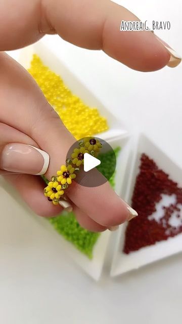 Mostacillas Ideas, How To Make Sunflower, Diy Bijoux, Sunflower Ring, Flower Ring, Dried Flowers, Seed Beads, Macrame, Sunflower