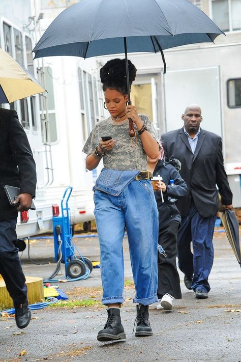 6 Perfect Outfits Celebs Always Wear With Dr. Martens Rihanna Jeans, Dr Marten Outfits, Rihanna Street Style, Looks Rihanna, Dr Martens Outfit, Doc Martens Outfit, Rihanna Outfits, Rihanna Looks, Rihanna Style