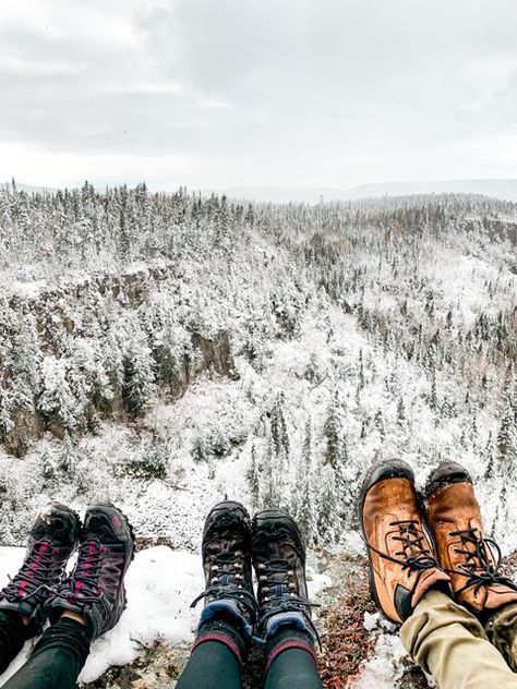 White lips pale face breathin in snowflakes ❄️ #hike #hiking #granola #gorpcore #winterwonderland #mountain #mountainviews | livharvey-97 | VSCO Snow Hike Aesthetic, Hiking Winter Aesthetic, Hiking Aesthetic Winter, Winter Hike Aesthetic, Winter Hiking Aesthetic, Outdoorsy Girl Aesthetic, Christmas Hike, Hike Pictures, Hiking Poses