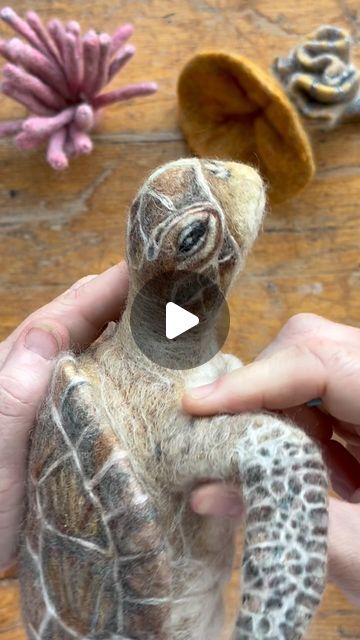 Felt Turtle, Fibre Artist, Felt Sculpture, Felting Diy, Needle Felting Tutorial, Sea Turtle Art, Felted Art, Needle Felting Diy, Felting Ideas