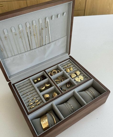 Jewelry Aesthetic Organization, Jewelry Box Organization, Jewelry Organization Aesthetic, Vintage Jewelry Box Aesthetic, Jewellery Box Aesthetic, Wood Jewelry Box Ideas, Diy Necklace Organizer, Jewelry Organizer Aesthetic, Jewelry Box Aesthetic