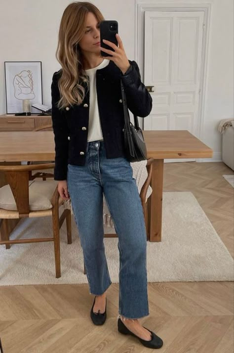 20 ELEGANT OUTFITS WITH JEANS TO WEAR NOW FOR WOMEN OVER 50 - valemoods Looks Jeans, Classic Style Outfits, Outfit Jeans, Casual Work Outfits, Looks Chic, 가을 패션, Business Casual Outfits, Mode Inspiration, Elegant Outfit