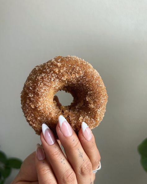 cinnamon sugar baked donuts <3 (df & makes 6) recipe 1 1/2 cup all purpose flour 1/4 cup almond flour 1 tsp baking powder 1/2 tsp baking soda 1 tsp cinnamon 1 egg 1/2 + 1/3 cup almond milk 1/3 cup coconut sugar 2 tbsp maple syrup 3 tbsp melted vegan butter dash of vanilla & salt + more cinnamon and sugar for the outside after baking in a small bowl mix egg & coconut sugar together. add in melted butter followed by milk, maple & vanilla. in another bowl mix all the dry ingredients. add ... Autumn Bakes, Vanilla Salt, 2024 Moodboard, Baked Donuts, All Purpose Flour, Fall Baking, Small Bowl, Vegan Butter, Coconut Sugar