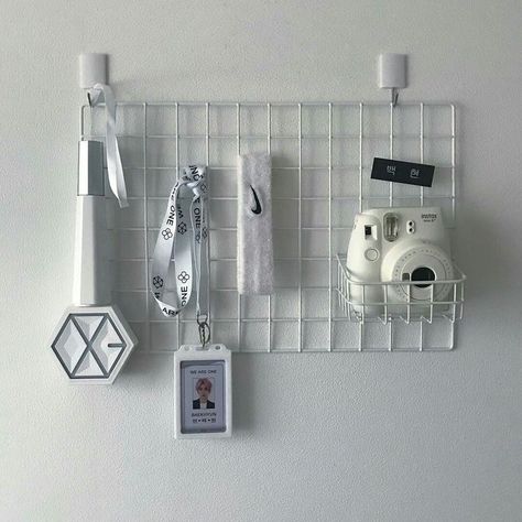 「 ✿ - R Y B O 6 4 - ✿ 」 Kpop Room Ideas, Kpop Room Decor, Army Room Decor, Kpop Room, Army Room, Room Ideas Aesthetic, Study Room Decor, Room Goals, Aesthetic Rooms