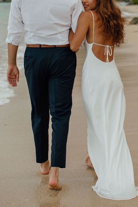 These two wanted to do an adventure photo session with me the same week of their wedding in Hawaii and it was the dreamiest little sunset shoot – the sky burst into colors at the end and it was SO magical. This was after their Big Day and allowed us to showcase other stunning beautiful locations around the island of Oahu! It was a mix between a honeymoon shoot and getting more bridal styled photos with a second outfit to compliment this stunning tropical wedding. Engagement Photo Shoot Outfits, Beach Engagement Photos Outfit, Island Engagement Photos, Engagement Photo Shoot Beach, Engagement Pictures Beach, Sunset Shoot, Engagement Photo Dress, Wedding In Hawaii, Beach Photo Session