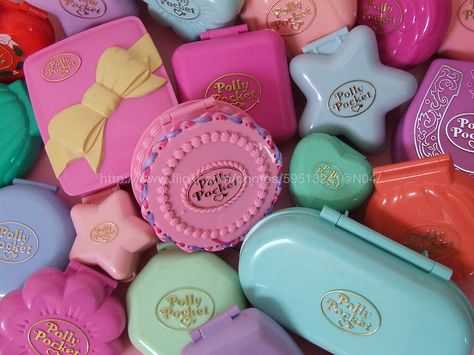 Polly Pocket, when the playset actually fit in your pocket Pocket Necklace, Polly Pocket World, Poly Pocket, Nostalgic Toys, 80s Toys, 90s Childhood, Colour Blocking, Polly Pocket, All Things Cute