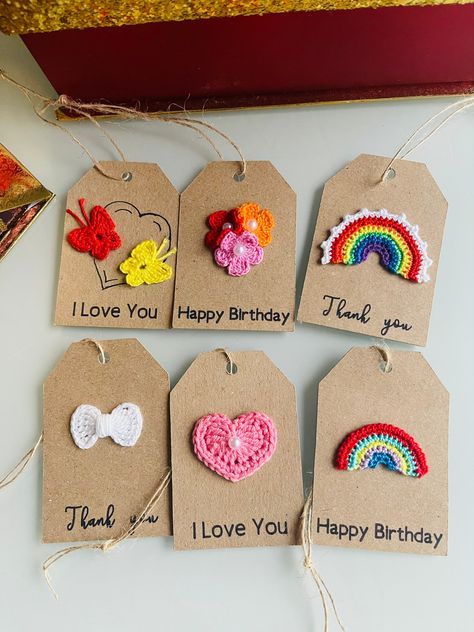 Rainbow Flower Bouquet, Easy Simple Crochet, Bouquet Butterfly, Small Crochet Gifts, Heart Gift Tags, Decorated Gift Bags, Crochet Embellishments, Crochet Rainbow, Crochet Cowl Pattern