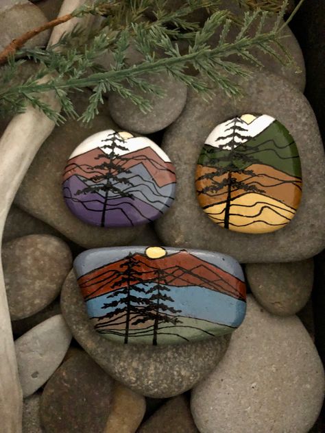 Art Made Of Nature, Decorating Rocks, Simple Rock Designs, Healing Painting Ideas, Rock Painting Christmas Ideas, Rock Crafts For Kids, River Rock Painting, Rock Painting Aesthetic, Outdoor Painting