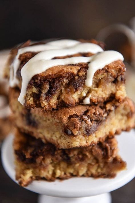 Cinnamon Roll Blondies, Blondies Dessert, Cinnamon Desserts, Blondies Recipe, Bowl Cake, Cinnamon Brown, Cream Cheese Icing, S'mores, Cinnamon Roll