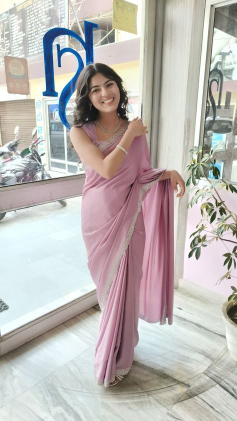 Teachers Day Saree Look, Graduation Saree Outfit Ideas, Farewell Hairstyles With Saree, Saree For Freshers Party, Saree For College Function, Farewell Saree Ideas School, Simple Sarees For Farewell, Saree For Girls Farewell, Farewell Sarees School