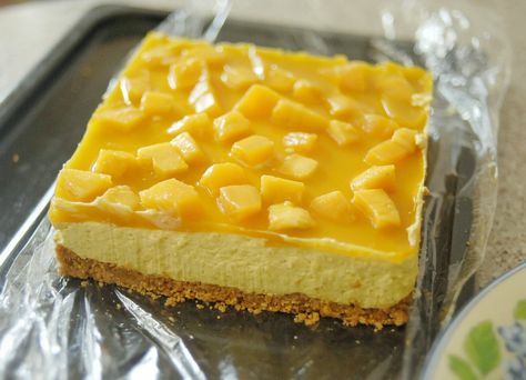 Recipe - Mango Mousse Cake Large Desserts, Mango Mousse Cake, Recipe Mango, Mango Dessert Recipes, Mousse Cake Recipe, Ice Lollies, Mango Mousse, Mango Dessert, Yoghurt Cake