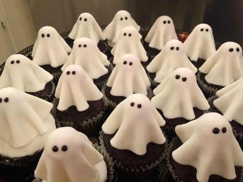 Halloween ghost cupcakes. Fondant ghosts help up with mini lollipops underneath. Halloween Fondant Toppers, Ghost Cupcakes Halloween, Ghost Lollipops, Cupcakes Fondant, Ghost Cupcakes, Christmas Cupcake Toppers, Christmas Cupcake, Fondant Cupcakes, Sweet Shop