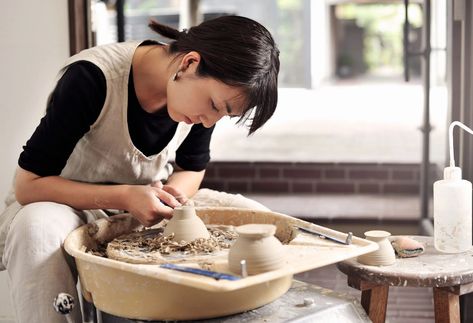 working-clay-in-studio-getty-0421 Preserve Leaves, Pottery Makers, Marbling Fabric, Making Pottery, Pottery Kiln, Clay Supplies, Scrunchies Diy, Ceramic Tools, Concrete Vases