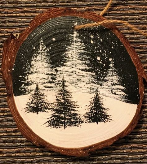 Wooden Disc Crafts, Dollar Tree Wood Slice Crafts, Painting On Tree Slices, Painted Wooden Rounds, Painting On Wood Ideas, Christmas Wood Slices, Christmas Wooden Ornaments, Painting On Wood Slices, Hand Painted Ornaments Wooden