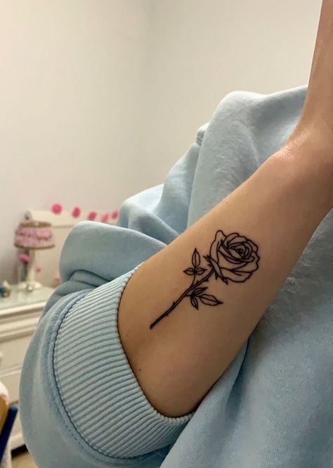 Wrist Tattoos For Women Stencil, Tattoo Without Shading, Rose Tattoo Simple, Small Wrist Tattoos For Women, Simple Rose Tattoo, Rose Tattoo On Arm, Cute Tattoos On Wrist, Shoulder Blade Tattoo, Small Rose Tattoo