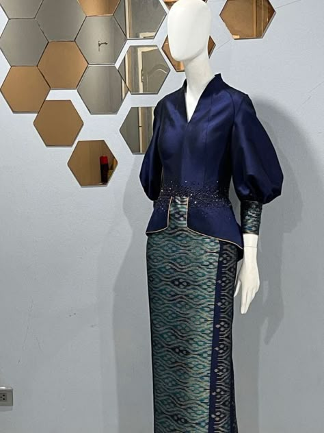 Songket Design Modern, Thai Traditional Dress Modern, Baju Kurung Songket Modern, Songket Dress Modern, Songket Kurung, Dress Songket, Model Blouse Batik, Dress Batik Modern, Kebaya Songket