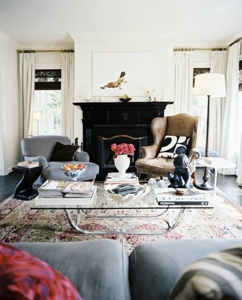 Post Image Mismatched Chairs, Black Fireplace, Living Room Photos, Beautiful Living Rooms, Decoration Inspiration, A Living Room, Apartment Living Room, Cozy Living Rooms, Living Room Inspiration