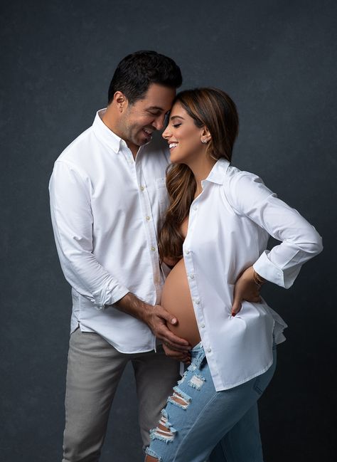 Photoshoot Ideas For Couples, Mutterschaft Tattoos, Pregnancy Photoshoot Ideas, Maternity Shoot Outfit, Studio Maternity Shoot, Maternity Picture Outfits, Maternity Photoshoot Ideas, Maternity Studio Photoshoot, Studio Maternity Photos