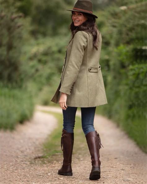 English Countryside Outfit Summer, English Outfit Woman, Upper Class Outfits, English Country Style Outfits, Jockey Outfit, Irish Outfit, English Outfit, Countryside Outfit, Farm Outfit