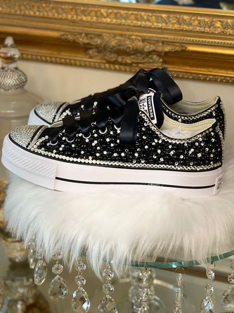 Rhinestone Converse, Bedazzled Shoes Diy, Converse Design, Converse Wedding Shoes, Bedazzled Shoes, Custom Sneakers Diy, Bling Converse, Pretty Sneakers, School Spirit Wear