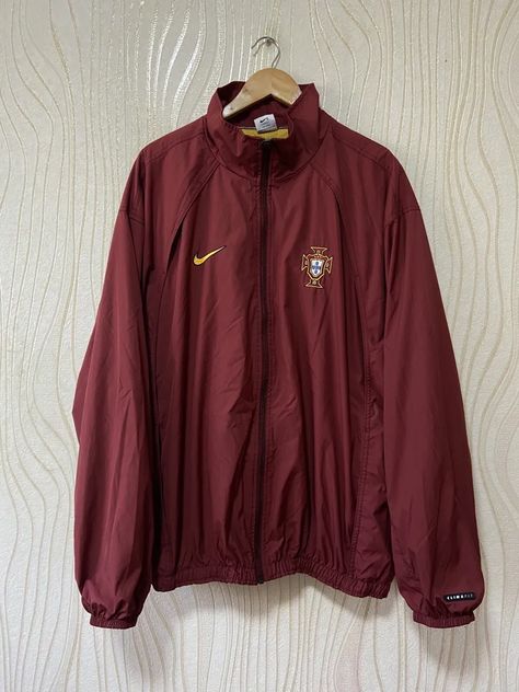 Portugal National Football Team, Football Jacket, Retro Football Shirts, Football Jackets, Retro Football, Cool Outfits For Men, Vintage Football, Vintage Jacket, Vintage Nike