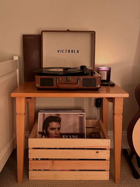 Record Stand Ideas, Record Player Setup Bedroom, Diy Record Player Stand, 70s Style Bedroom, Vinyl Crate, Record Player Setup, Loft Vibes, Dorm Items, Record Player Table