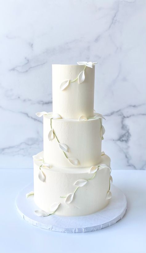 Simple Wedding Cake Gold Accent, Super Simple Wedding Cake, Simple Elegant Wedding Cakes 3 Tier, Small Wedding Cakes Simple Classy, Wedding Cake Simple Elegant Classy, Simple Elegant Wedding Cakes, Simple Wedding Cake Designs, Wedding Cake With White Roses, Wedding Cake Piping