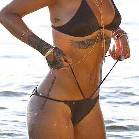 Tattoos on Celebrities skin Tattoo Rihanna, Rihanna Tattoo, Looks Rihanna, Underboob Tattoo, Rihanna Outfits, Rihanna Looks, Bad Gal Riri, Celebrity Skin, Rihanna Style