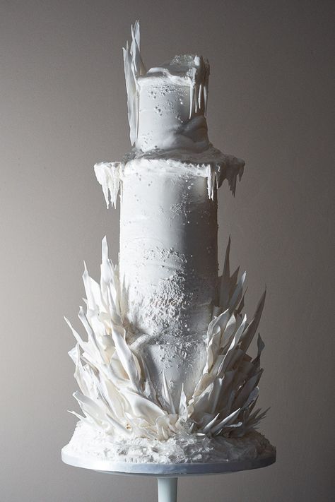 Ice Castle Wedding, Narnia Snow, Winter Wonderland Cake Ideas, Luxury Wedding Cake Design, Christmas Wedding Cake, Raspberry Ripple Ice Cream, Real Wedding Flowers, Snow Cake, Winter Wonderland Cake