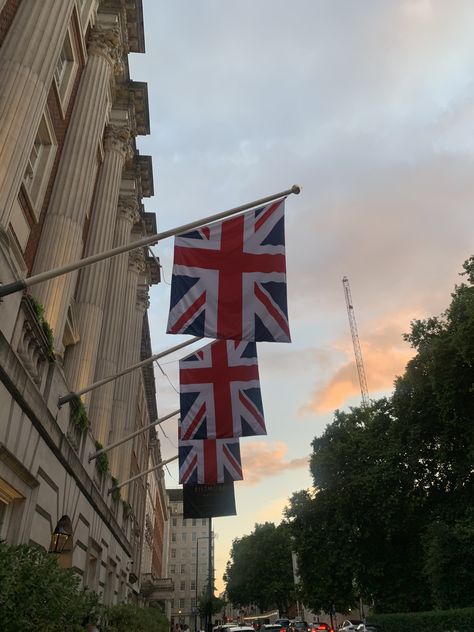 London Flag Aesthetic, Insta Feed Fillers, Flags Of Different Countries, London Flag, Insta Dp, Travel Picture Ideas, London Pictures, London Aesthetic, Travelling The World