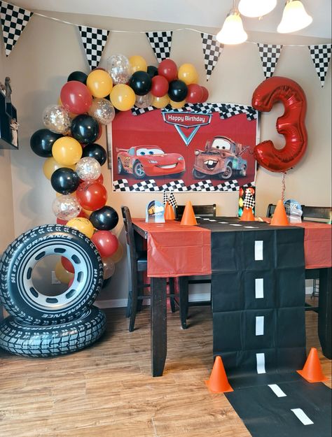 Car Balloon Garland, Car Party Decorations, Race Car Party Decorations, Blaze Birthday Party, Flash Mcqueen, Blaze Birthday, Hotwheels Birthday Party, Cars Birthday Party Decorations, 2nd Birthday Party For Boys