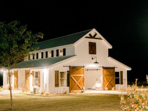 Five Oaks Farm, Horse Barn Plans, Barn Living, Barns Sheds, Farm Wedding Venue, Barn Plans, Dream Barn, Barn Design, Casa Exterior