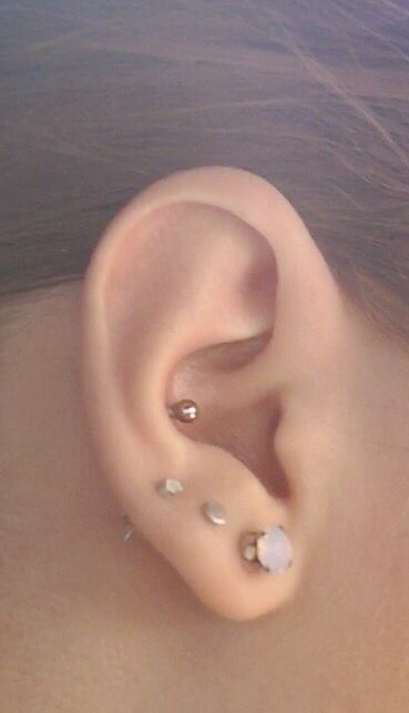 Triple lobe and conch piercing. Really simple and cute Outer Conch Piercing Ideas, Triple Lobe And Conch Piercing, Conch Piercing Stud Simple, Lobe And Conch Piercing, Piercing Combos, Triple Lobe, Triple Lobe Piercing, Outer Conch Piercing, Conch Piercing Stud