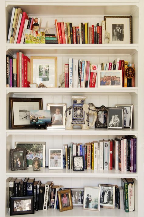 i suwannee: bookcase of the day Workspaces Design, Decorating Bookshelves, Bookcase Styling, Bookcase Decor, Framed Pictures, Bookshelf Styling, Modern Bookcase, White Shelves, Home Libraries