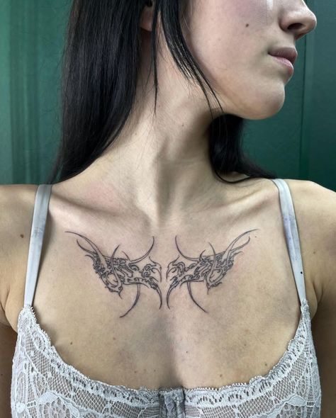 Roses On Collar Bone Tattoo, Symmetrical Tattoo Chest, Colar Bone Tattoo For Women Unique Baddie, Symmetrical Tattoo Collar Bone, Grunge Collar Bone Tattoo, Y2k Collarbone Tattoo, Cool Collarbone Tattoos, Chest Tattoos Aesthetic, Chest And Collar Bone Tattoos