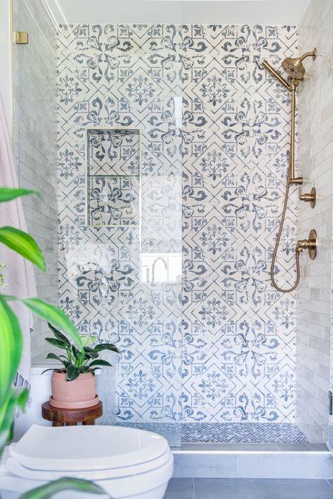 Greek Tiles Bathroom, Greek Style Exterior, Greek Island Bathroom Ideas, Greek Toilet Design, Moroccan Spa Bathroom, Greece Bathroom Ideas, Greece Themed Bathroom, Bathroom Greece Style, Greece Decor Interior Design