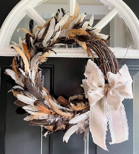 Feather Crafts Diy, Winter Wreath Diy, Feather Wreath, Feather Decor, Turkey Feathers, Feather Crafts, Nature Crafts, Crafty Craft, Winter Wreath