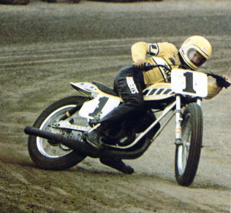 1922 flat track racer. o.g. mystery man. old race outfit. loco. Kenny Roberts hanging loose, speed probably at 90mph or so. u... Speedway Motorcycles, King Kenny, Kenny Roberts, Flat Track Racing, Dirt Track Cars, Flat Track Motorcycle, Speedway Racing, Race Outfit, Yamaha Racing