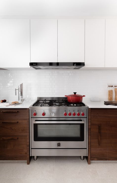 The kitchen features period touches, a white subway backsplash and seamless walnut veneers. In a nod to the mid-century modern theme, the couple installed a freestanding cooker which adds a retro vibe. This kitchen reno sure strikes a good balance between storage, workspace and workflow. Kitchen With Freestanding Stove, Modern Freestanding Kitchen, Freestanding Cooker In Kitchen, Free Standing Cooker Kitchen, Free Standing Stove, White Subway Backsplash, Mid Century Modern Kitchen Design, Modern Stoves, Subway Backsplash