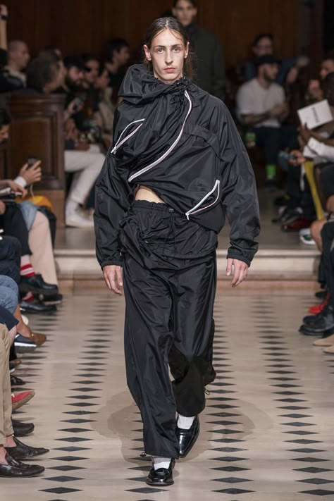 Y/Project Spring 2020 Menswear Fashion Show - Vogue Sportswear Street Style, Fashion Model Dress, Tracksuit Design, Sports Wear Fashion, 90s Fashion Men, Outfits Athletic, Sportswear Fashion, Menswear Fashion Show, Activewear Fashion