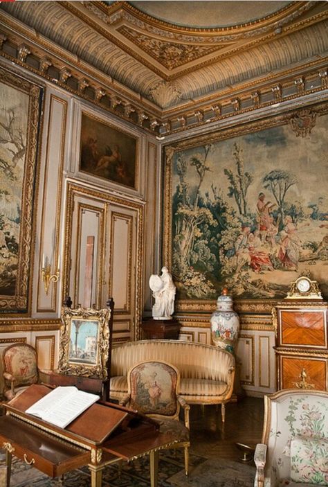 Old English style home decor Baroque Interior Design, Baroque Interior, Ad Interior, Historical Interior, Needlepoint Tapestry, Chateau France, Antique Interior, French Interior, Elegant Interiors