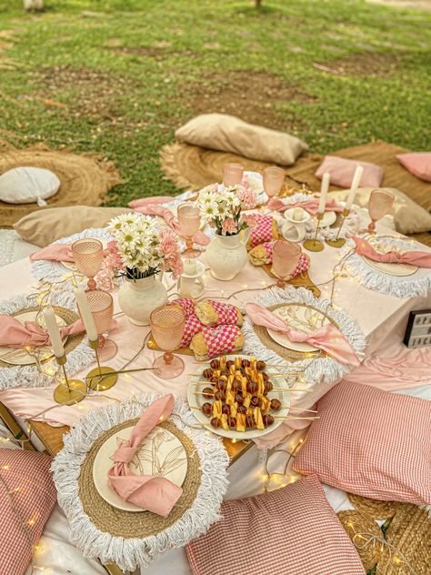 Brunchs picnic aqui en Cúcuta Picnic Food Ideas Aesthetic, Vintage Picnic Party, Princess Picnic, Girly Picnic, Valentines Picnic, Coquette Picnic, Cottage Core Picnic, Bday Picnic, Gigi Birthday