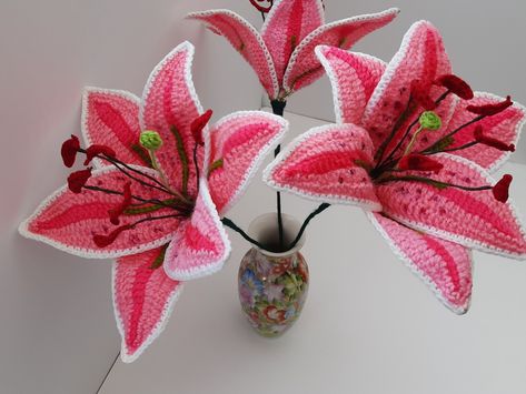 Crochet lily a present for loved ones who suffers from allergy from pollen or have cat pets to whom lilies are poisonous Stargazer Lily, Crochet Home Decor, Pink Lily, Birthday Flowers, Special Birthday, Diy Accessories, Crochet Home, Handmade Crochet, Flower Vases