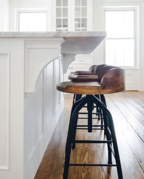 Can't decide on a bar stool for your modern farmhouse kitchen? Read this post to choose the style that best suits your personality. Island Bar Stools, Poltrona Design, Farmhouse Bar Stools, Island Countertop, Rustic Bar Stools, Farmhouse Stools, Farmhouse Bar, Kursi Bar, Kitchen Design Color